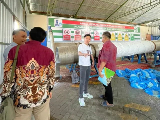 Kunjungan ke kawasan pabrik dengan rambu K3